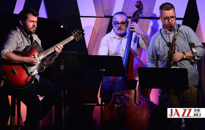 SAL  SALVADOR  100 &ndash; Egy elfeledett jazzgit&aacute;ros lemez&eacute;nek felid&eacute;z&eacute;se a MAO zen&eacute;szeivel