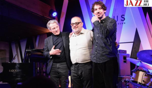 A TRIÓ MŰVÉSZETE – Wynton Kelly jégpáncélban